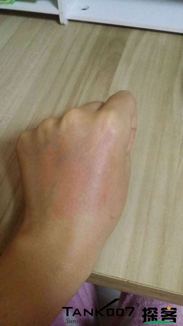 客戶買了紫光手電驗熒光劑，先拿面膜大姨媽巾開刀 